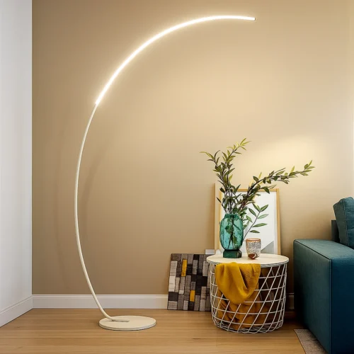 Stojaca lampa na čítanie pri stolíku s dekoráciami