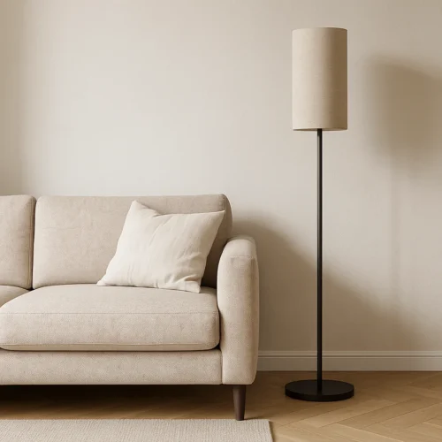 Stojaca lampa cierna pri béžovom gauči