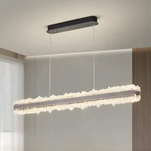 Moderný luster nad jedalensky stol so sklom