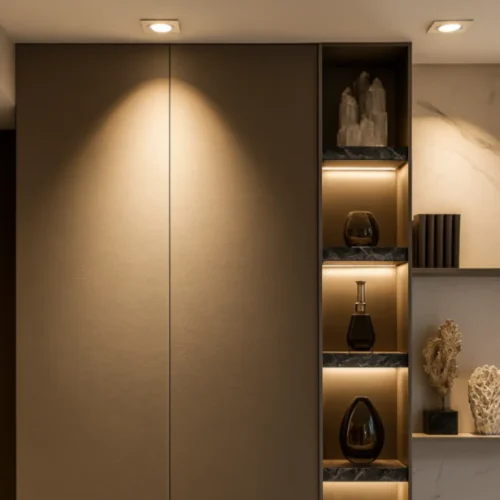 Stropne svietidlo do chodby a police s dekoráciami