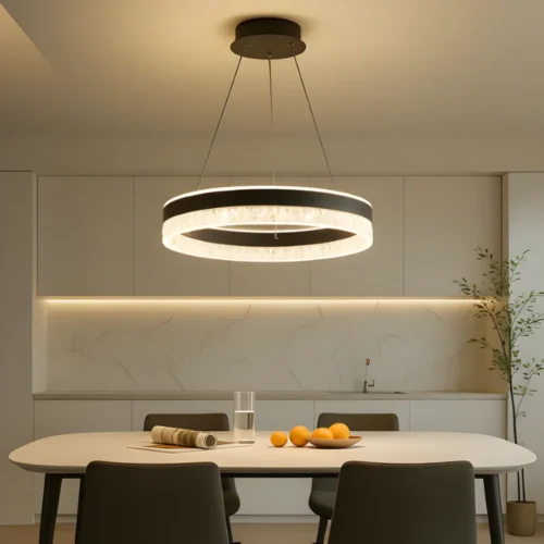 Krystalový luster nad jedálenským stolom