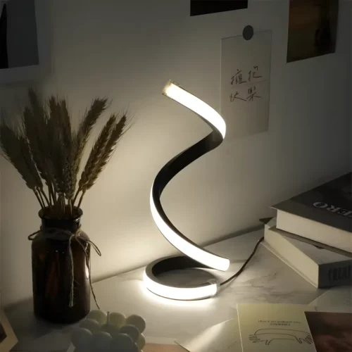 Led lampa stolná v tvare špirály na stole