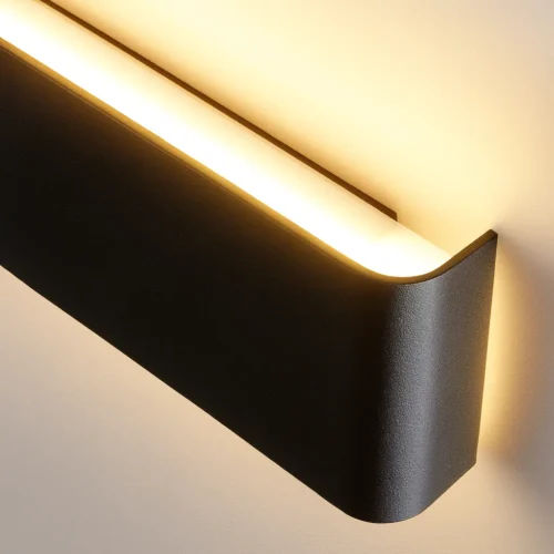 Čierne moderné nástenné svietidlo