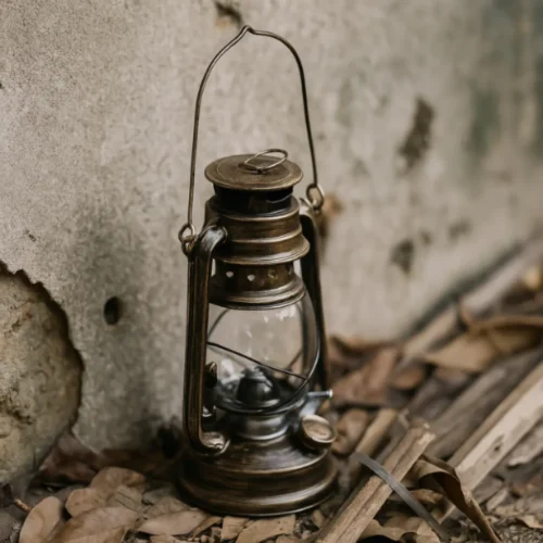 Retro petrolejova lampa pri múre