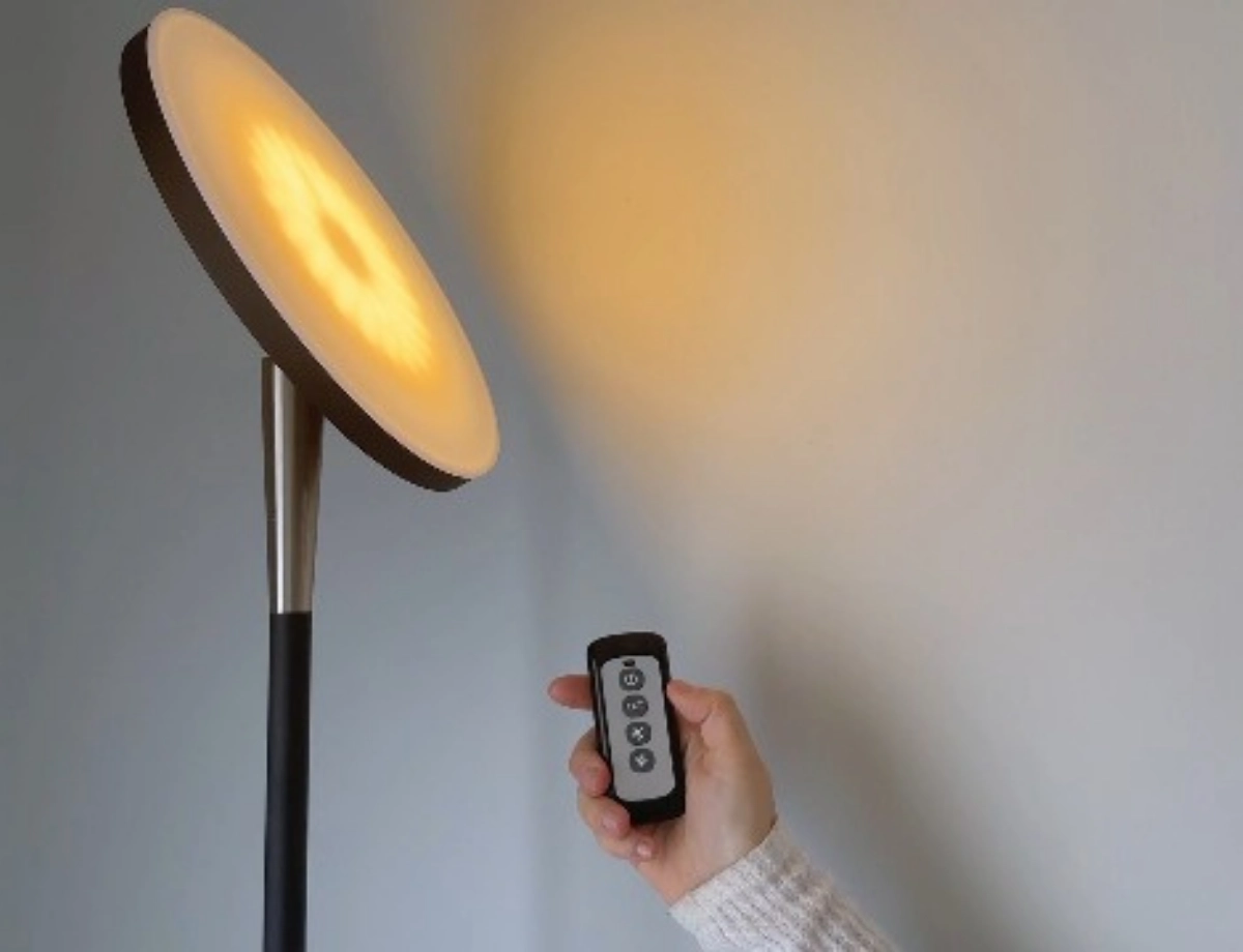 Stojacia lampa so svietiacim panelom a diaľkovým ovládačom